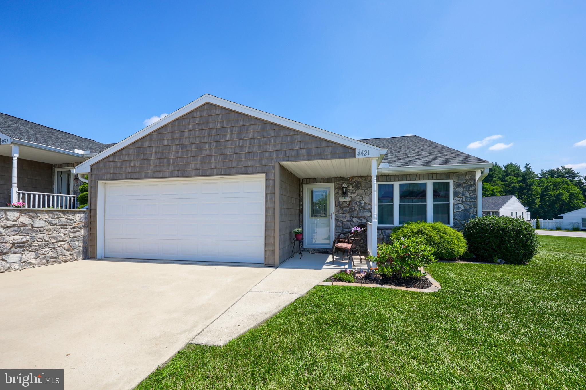 LAUREL MANOR - Residential