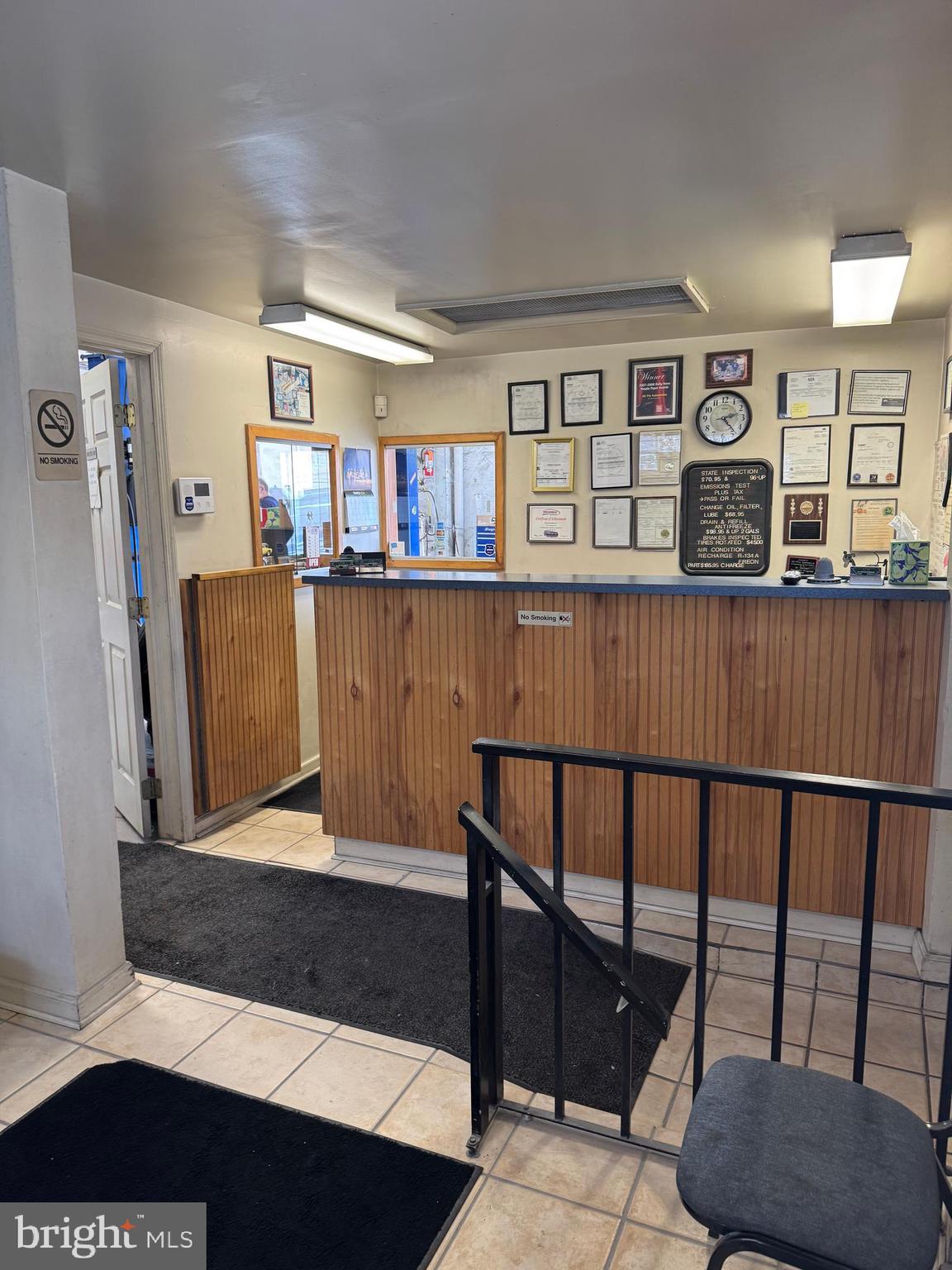 Main image without alt text