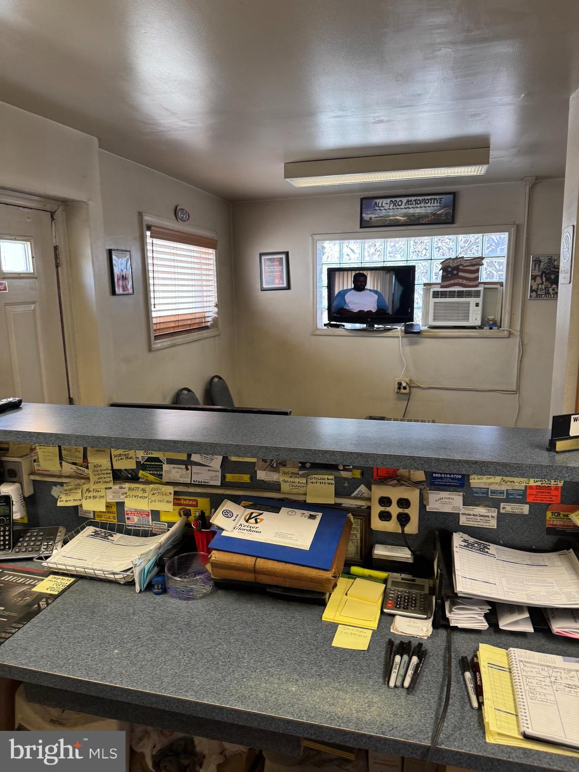 Main image without alt text