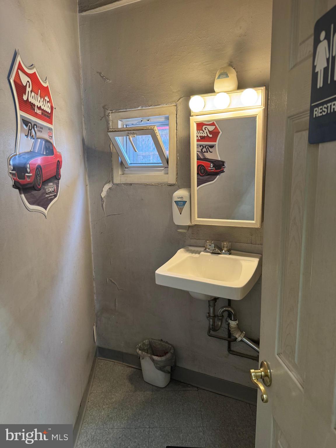 Main image without alt text