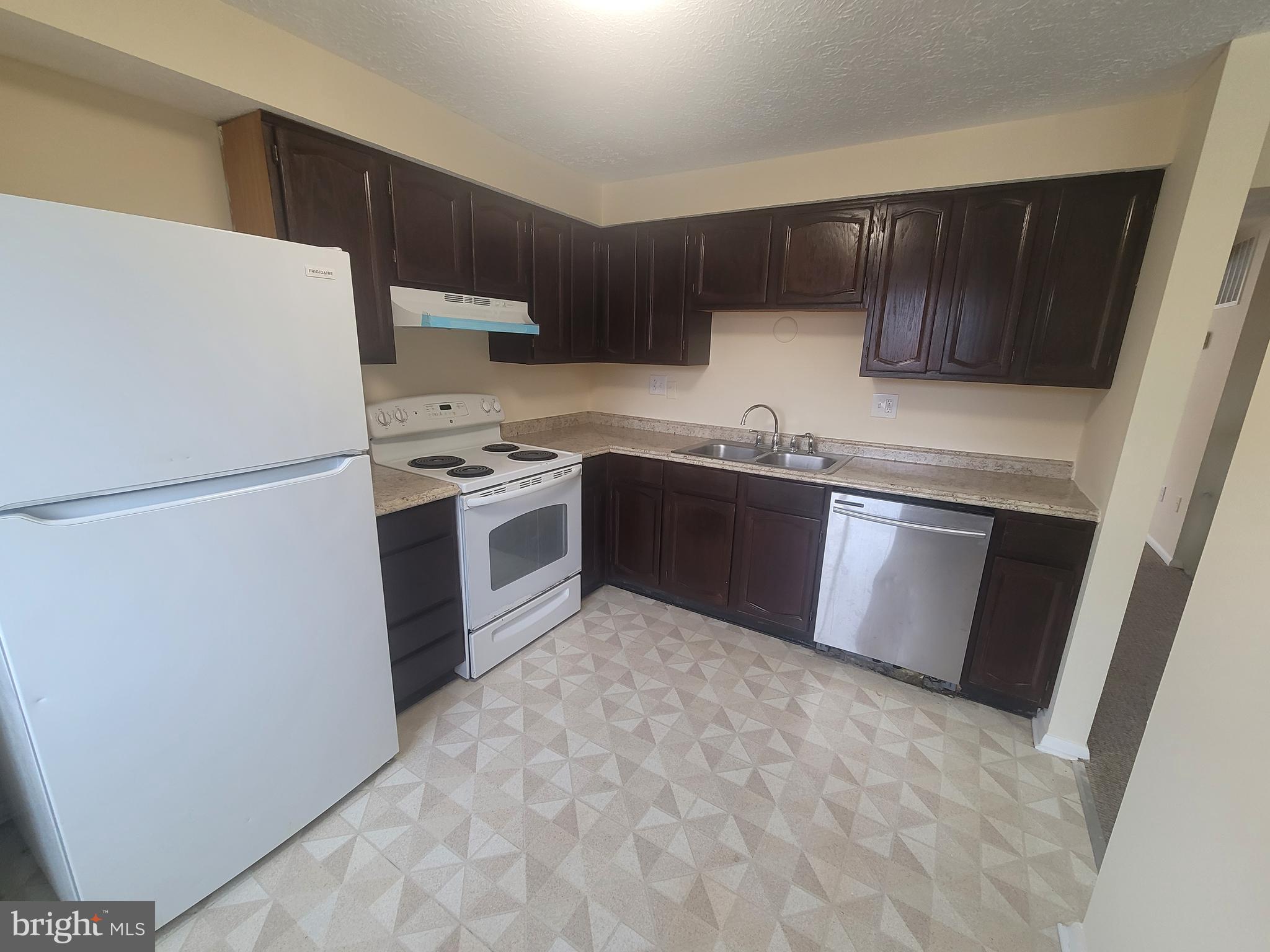 QUEEN ANNE VILLAGE - Residential