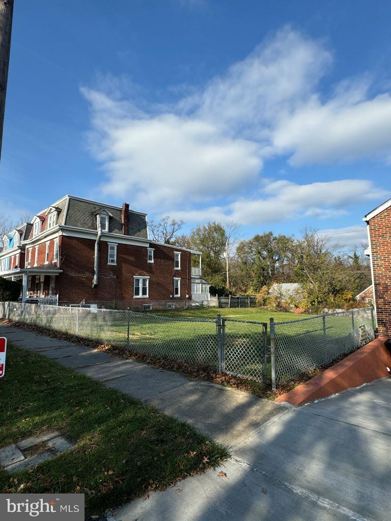 Main image without alt text