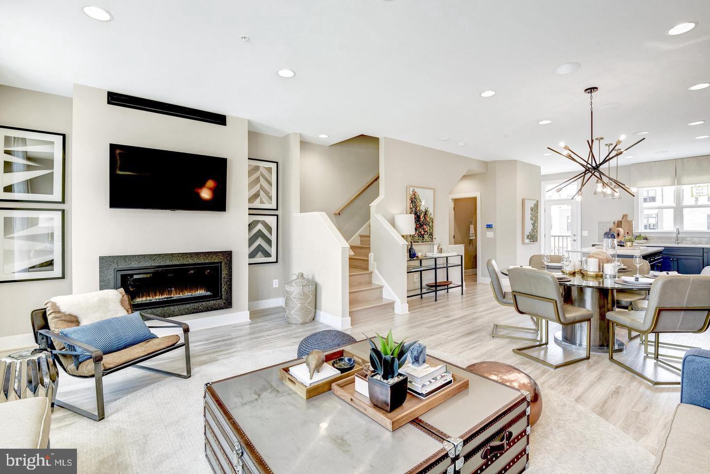 TOWER OAKS - Residential Lease