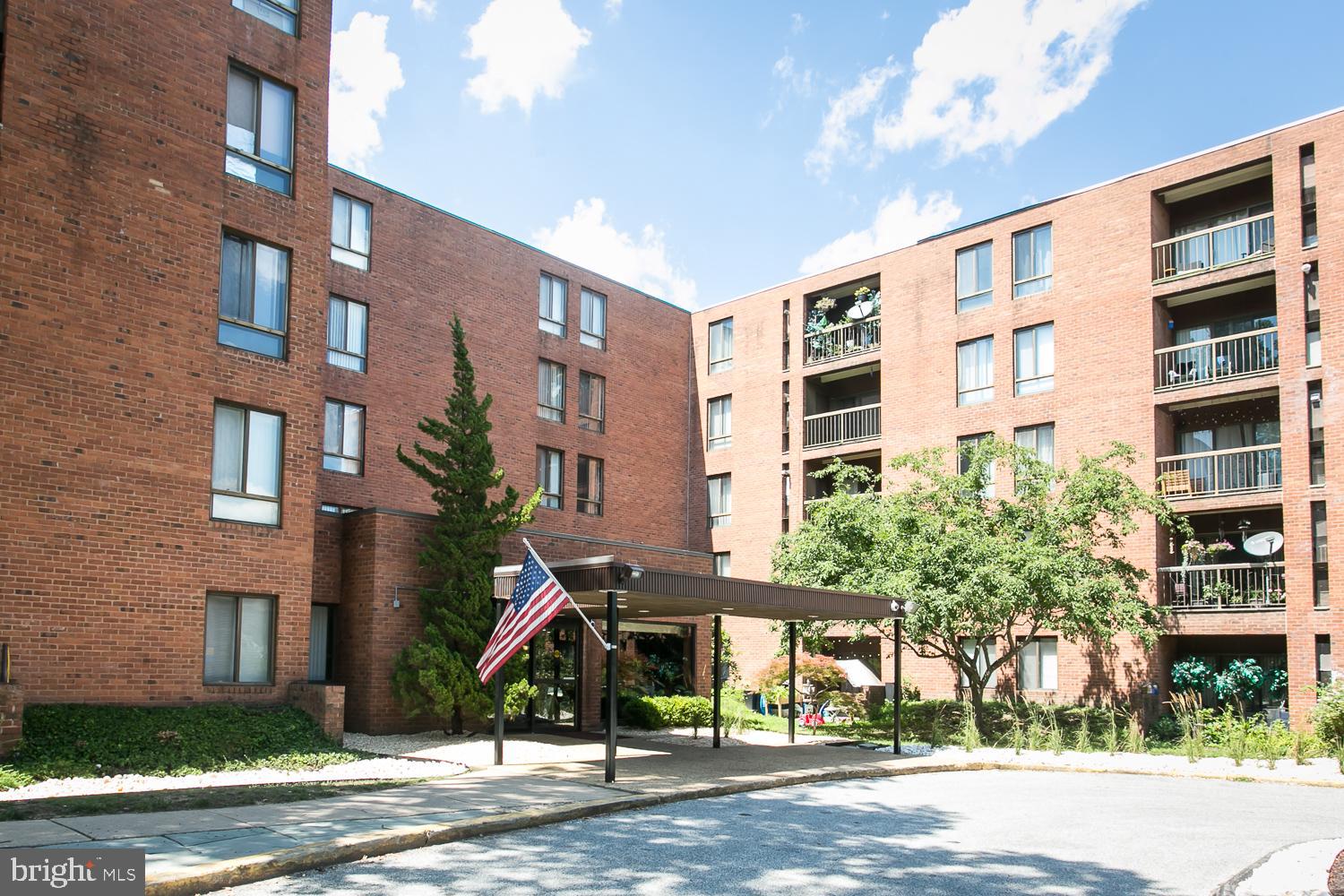 2 bedroom 2 bath condo in secure building. Large combo living room-dining room, master bedroom with bathroom and walk in closet, laundry in unit, balcony.
