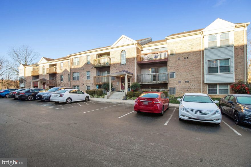 Back on the market! Well maintained 2 bedroom condo in sought after Waterford Landing. Fresh paint and new floors throughout.  New kitchen appliances. The primary bedroom has a spacious walk in closet.