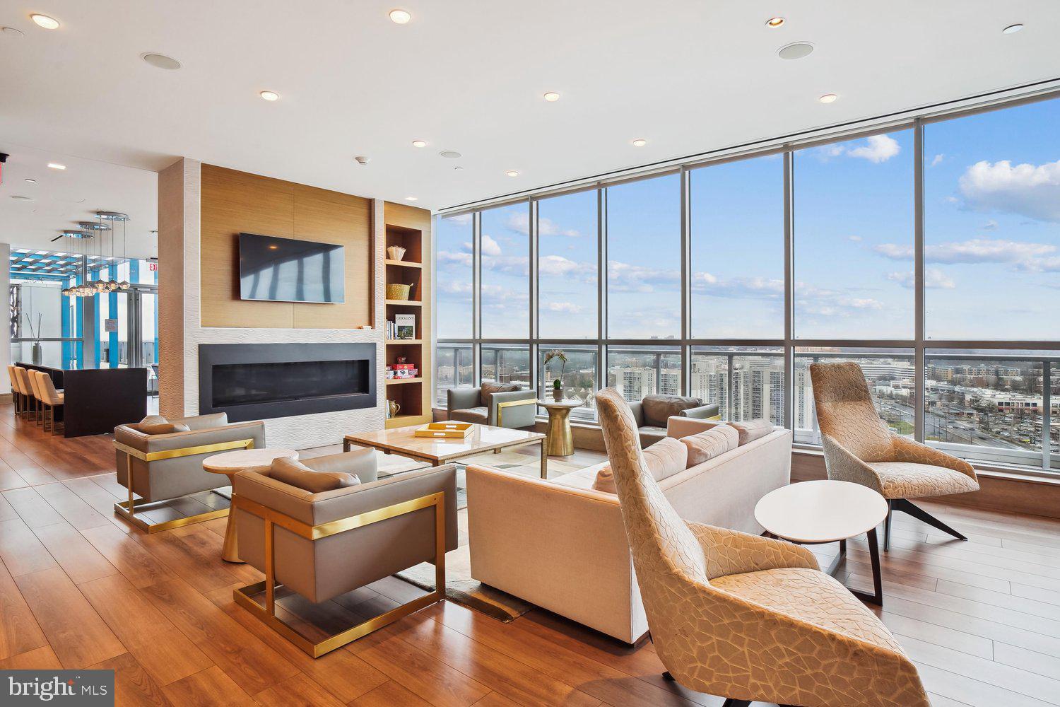PIKE AND ROSE - Residential