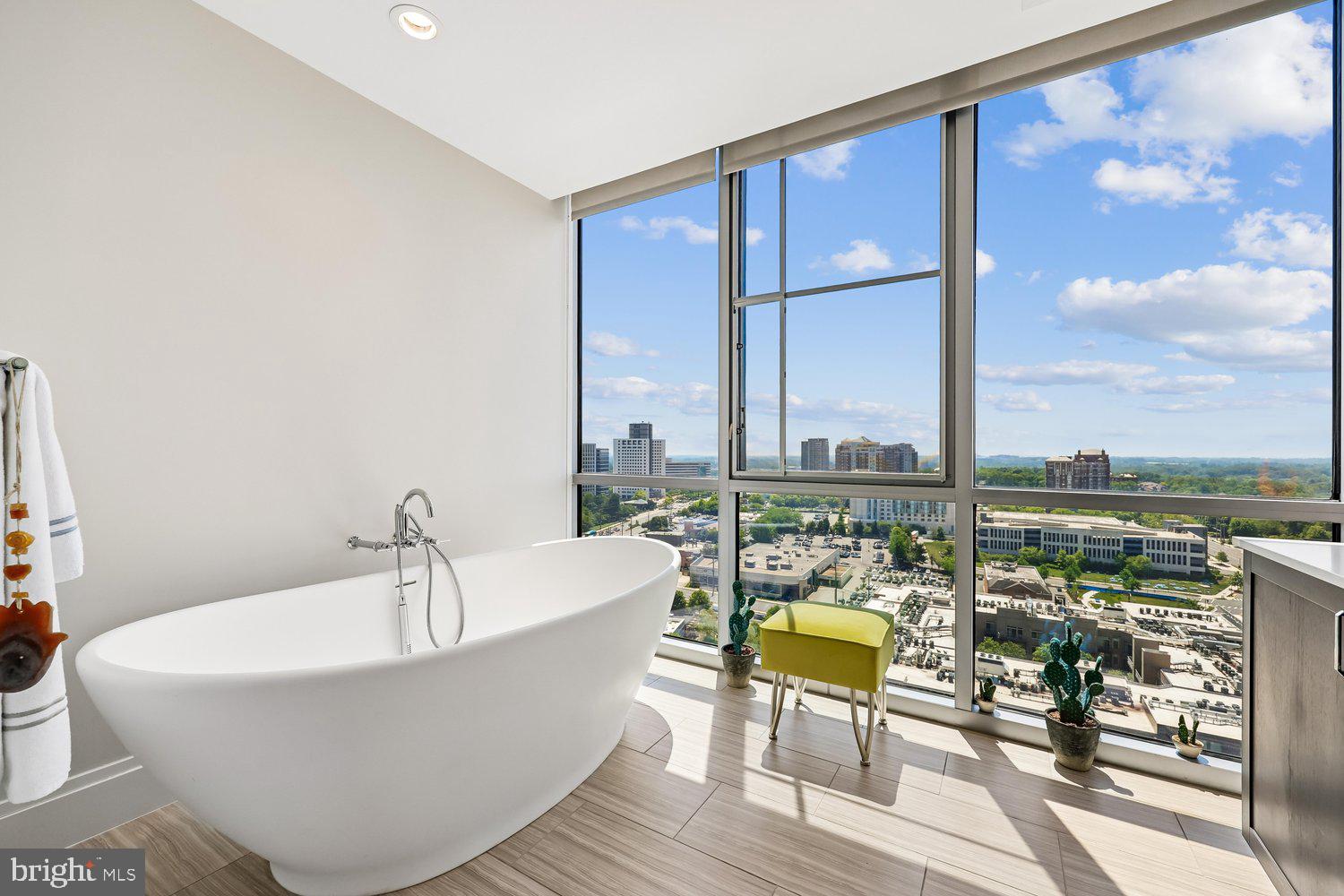 PIKE AND ROSE - Residential