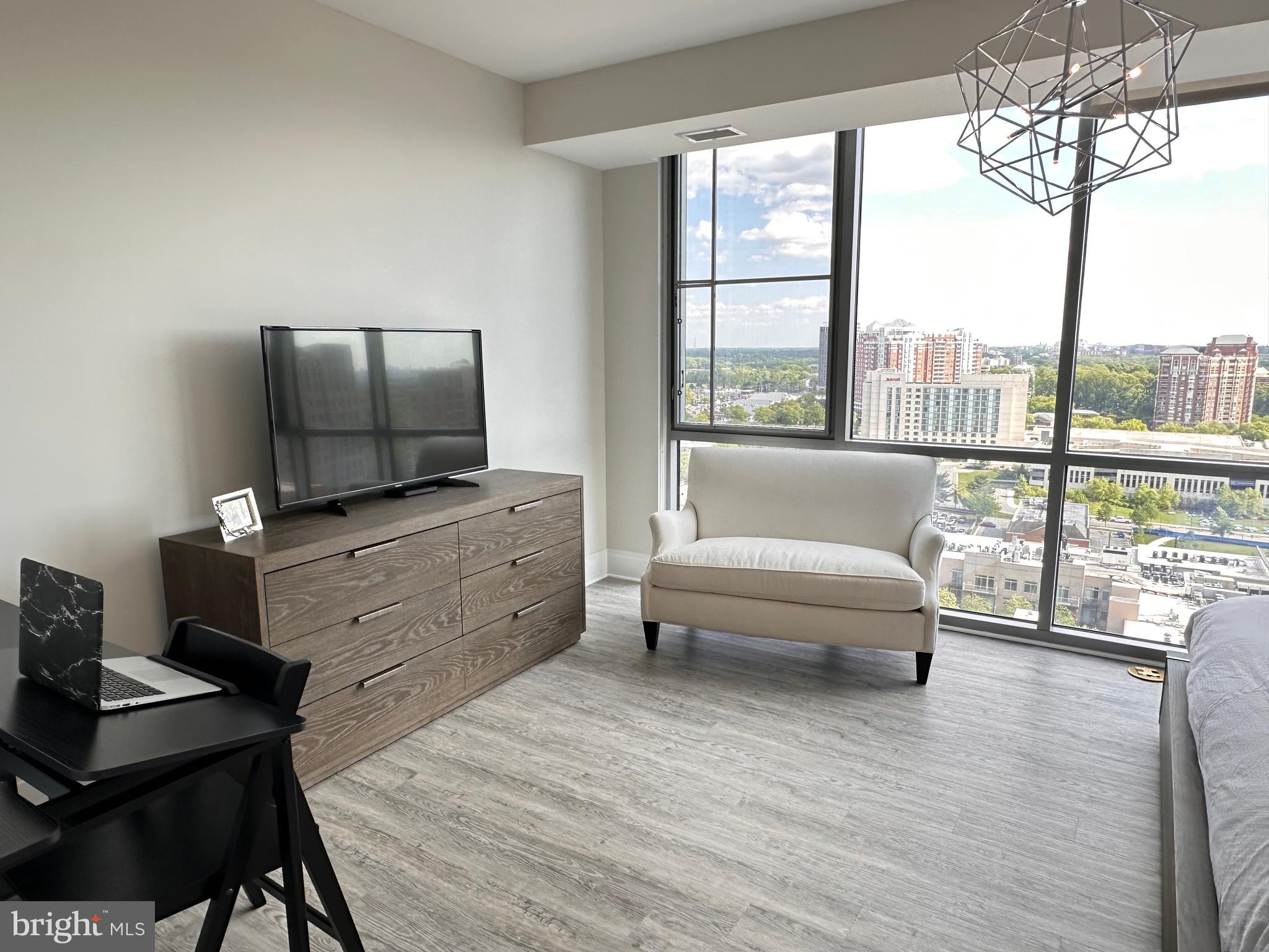PIKE AND ROSE - Residential