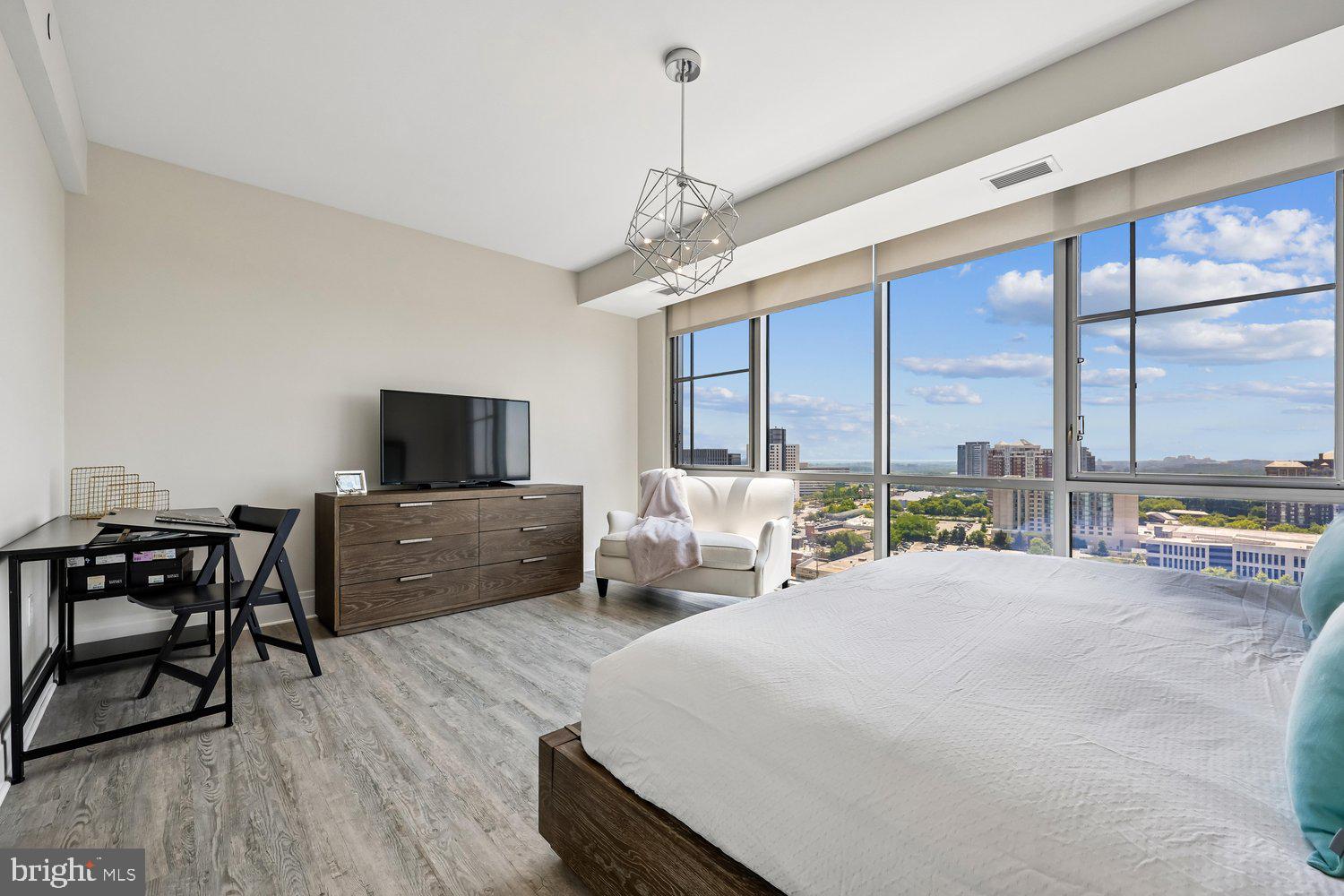 PIKE AND ROSE - Residential