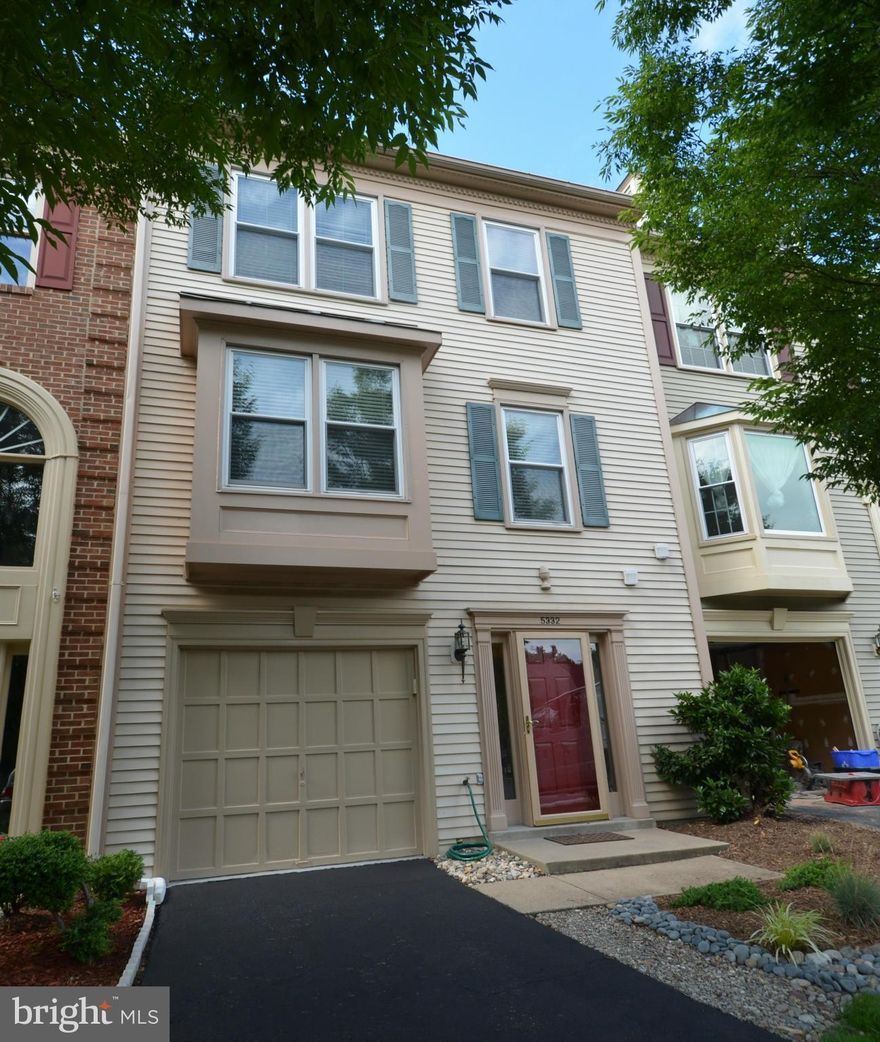 IMMACULATE 3BR, 2.55BA GARAGE TOWNHOME IN POPULAR KINGSTOWNE. KIT W/ BREAKFAST AREA W/ LOTS OF LIGHT..SEP DIN RM W/ HARDWOOD FLR..WALKOUT TO HUGE SUNDECK & WALKDOWN TO MAINT-FREE BACKYARD..SPACIOUS MBR SUITE W/ VAULTED CEILING & UPDATED, LUXURY BATH..LOWER LEVEL REC ROOM W/ WALKOUT TO PATIO DECK..WALK TO METRO BUS-STOP & SHOPPING..EASY ACCESS TO BELTWAY & METRO STN..AVAIL. NOW