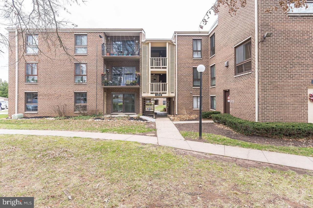 CAMELBACK VILLAGE - Residential