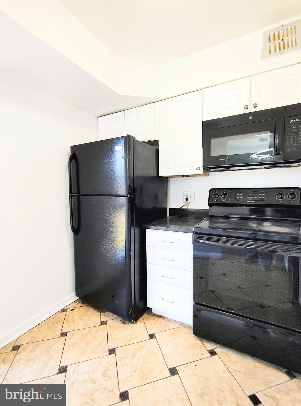 CAMELBACK VILLAGE - Residential