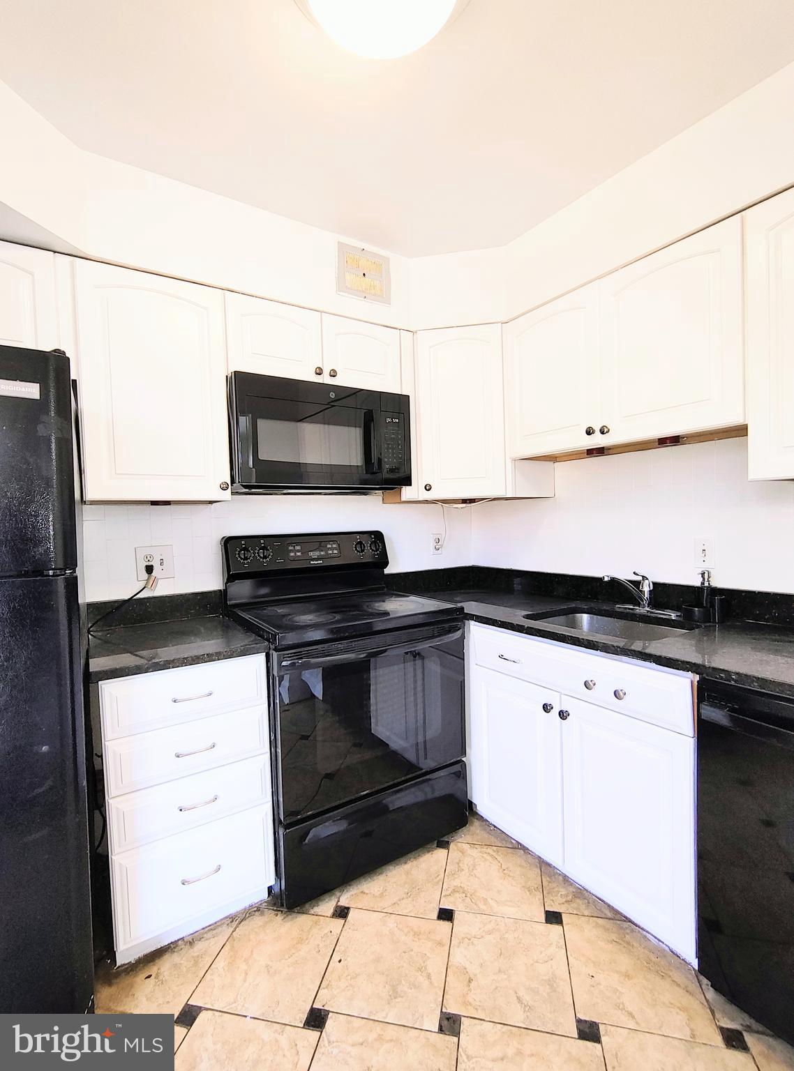 CAMELBACK VILLAGE - Residential