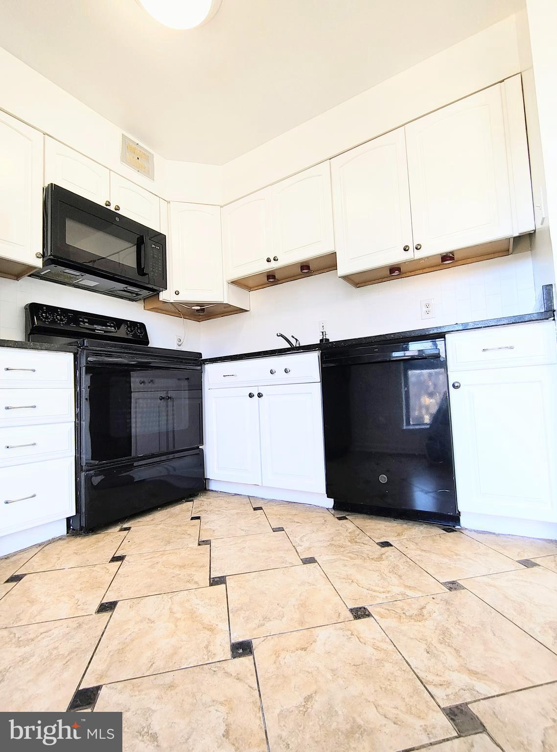 CAMELBACK VILLAGE - Residential