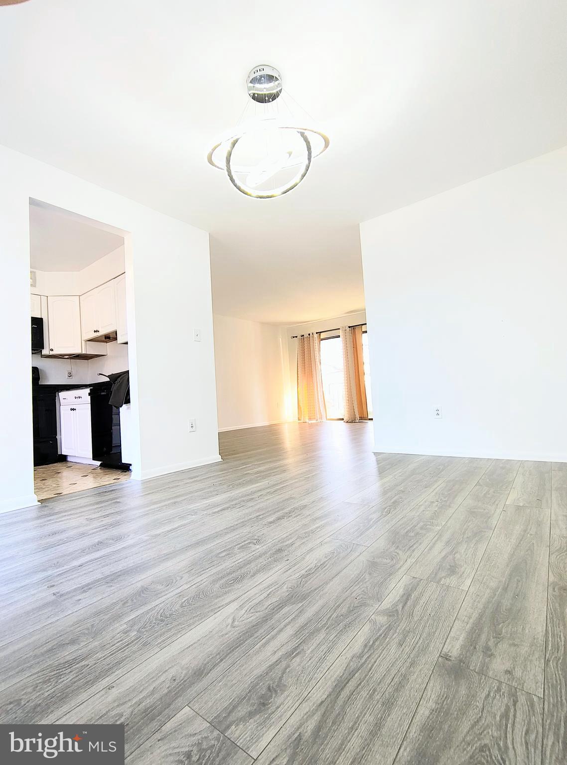 CAMELBACK VILLAGE - Residential