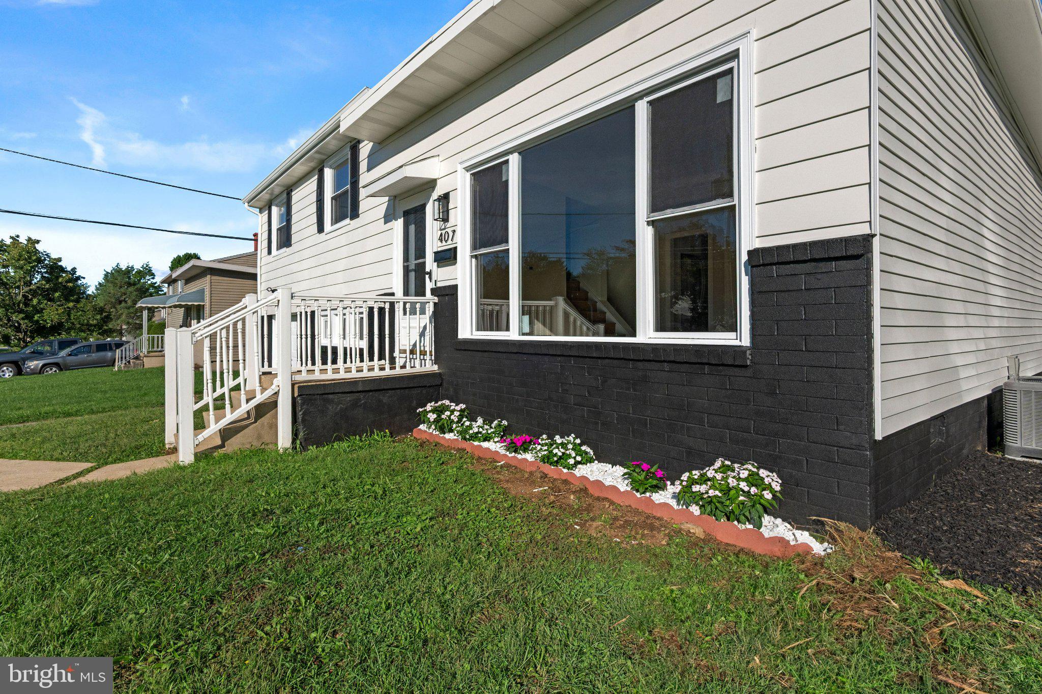 407 E ELM STREET