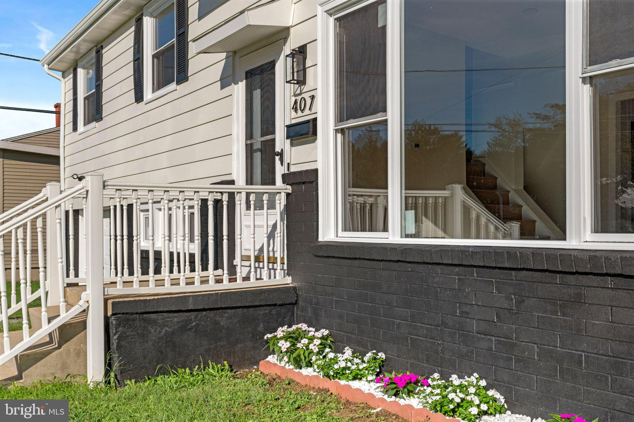 407 E ELM STREET