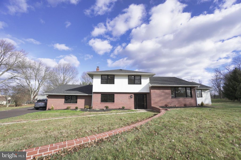 Photo of 937 General Nash Drive, LANSDALE, PA 19446 (MLS # PAMC2162284)