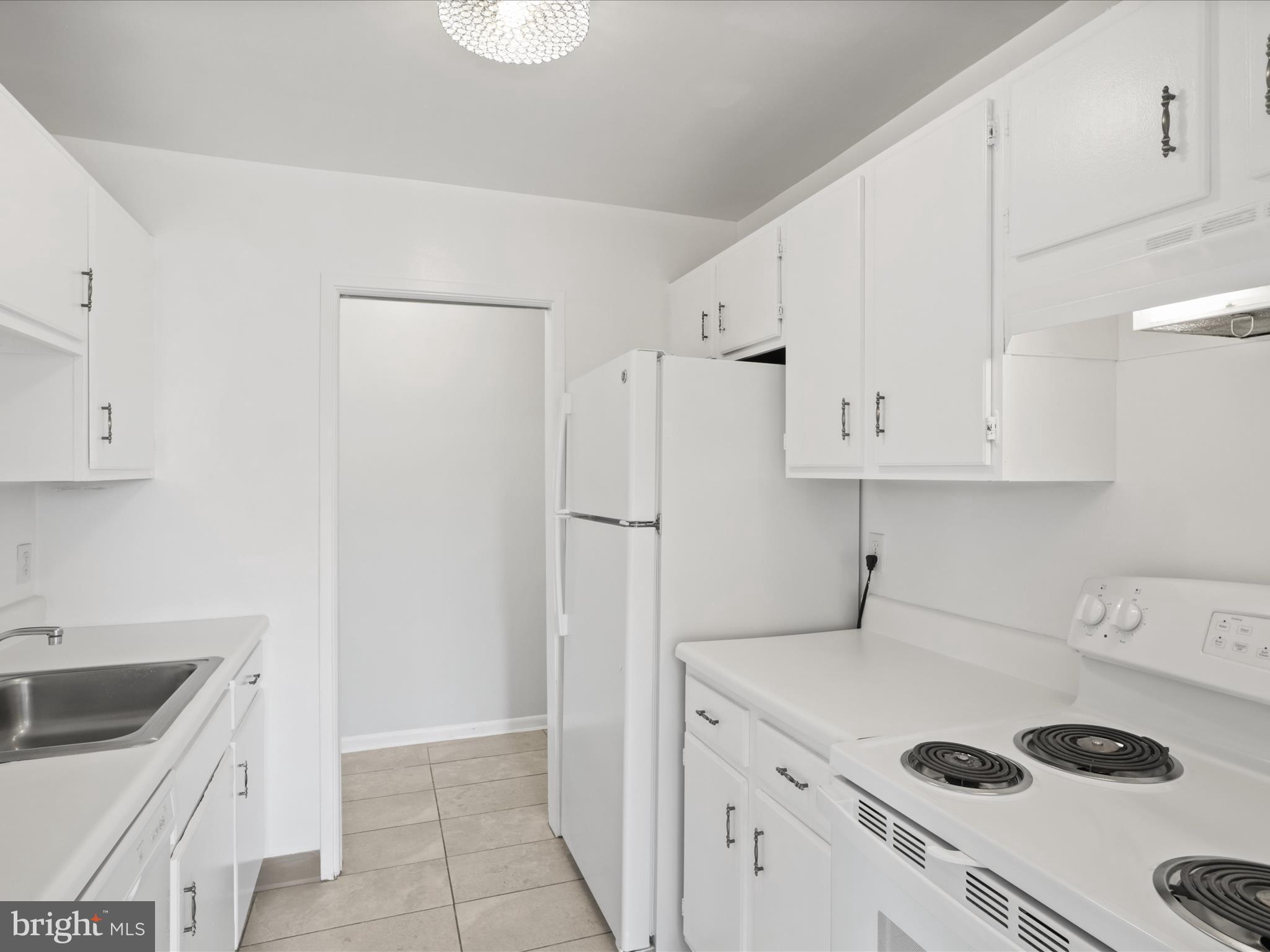 SUMMERTREE CONDO APTS - Residential