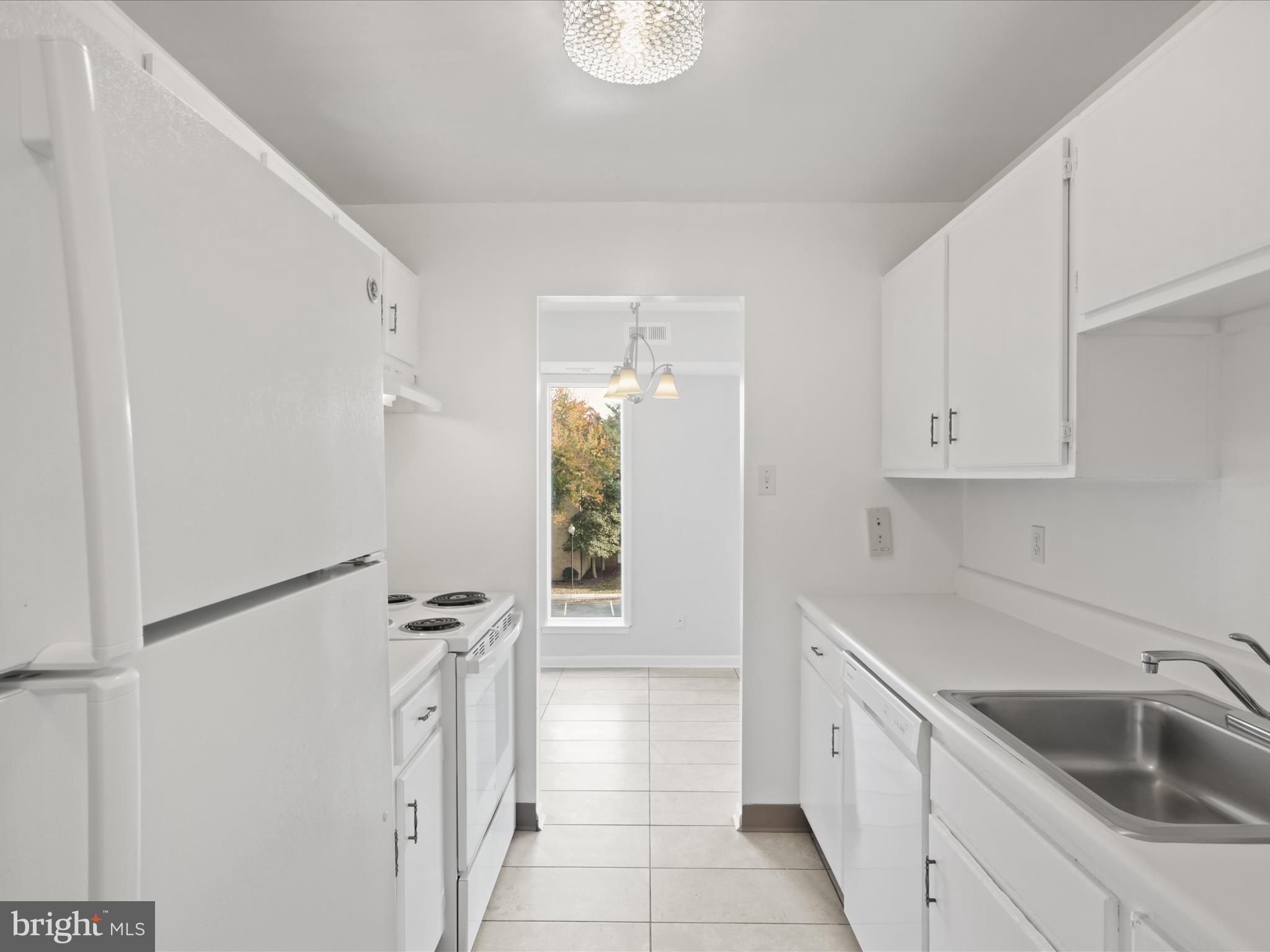 SUMMERTREE CONDO APTS - Residential