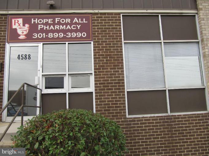 FULLY FINISHED FLEX/WHS/OFC SPACE W/2 CARPETED OFCS,LARGE OPEN WORK AREA,STORAGE RM,BA,C/A/C, FRESH PAINT, CUSTOM DECORATED. SUITABLE FOR OFC, HI-TECH,FLEX, SHOW-ROOM, SERVICE WHS USES. RENT INCL CAM, FAIR SHARE OF WATER, TRASH, CONF ROOM USE. DECORATOR FINISHES. VERY CLEAN BUSINESS PARK. ***GREAT LOCATION*** 15 MIN TO DC & ALEX.***30 MIN TO ROCKVILLE & TYSONS.