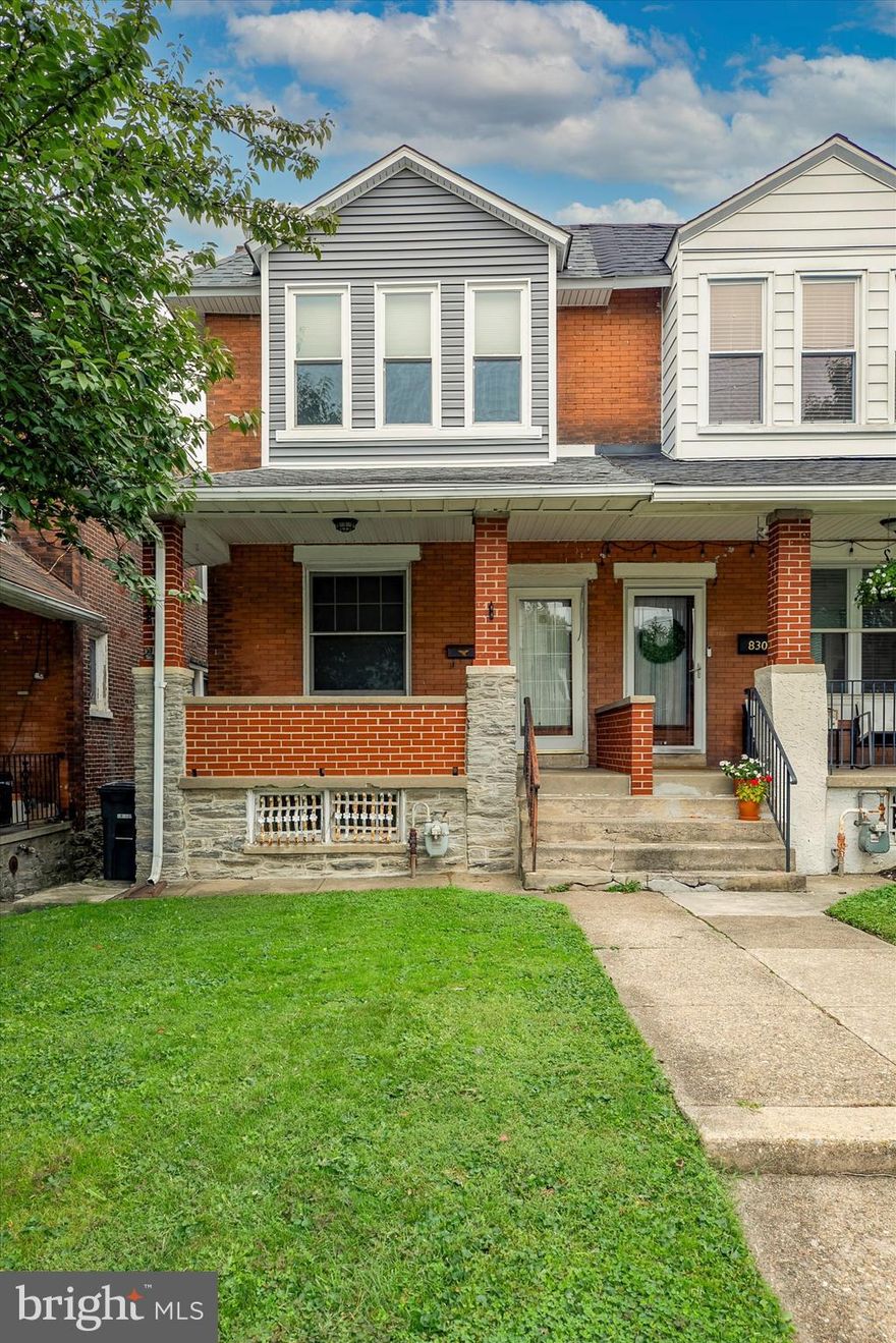 Available for rent: A cozy 3-bedroom, 1-bathroom twin house in Conshohocken. This home is ready to move into and features an open main floor with a spacious living area, dining space, and a well-equipped kitchen with a breakfast bar. Upstairs, there are three bedrooms and a full bathroom. The property also includes a front porch for relaxation and a detached one-car garage.