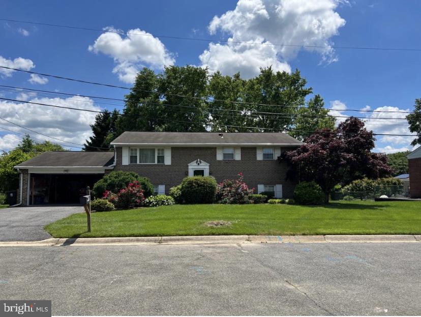 PRICE REDUCED! SELLER SAYS, LET'S GET IT SOLD. This Beautiful Split Level offers, 5 bedrooms, 3 full bathrooms, 2 Cars Garage, walk out full finished basement, family room, kitchen with space for table, covered deck, spacious fenced back yard. Close to shopping center and bus transportation, house is located in a cul-de-sac, check the website for public school. Offers will be rereviewed not later than 5:00 pm on 04/02/23
Prices well to sell fast, House just need some upgrades perfect opportunity to add new owner's personality :) Sellers will need up to 60 days rent back to find a house of its choice.
Please, knock before entering into the house and some of the bedrooms. Thanks for showing it.
PLEASE, ALL SHOWINGS MUST BE BETWEEN 10:00 am to 8:00pm OWNERS STILL AT THE HOUSE