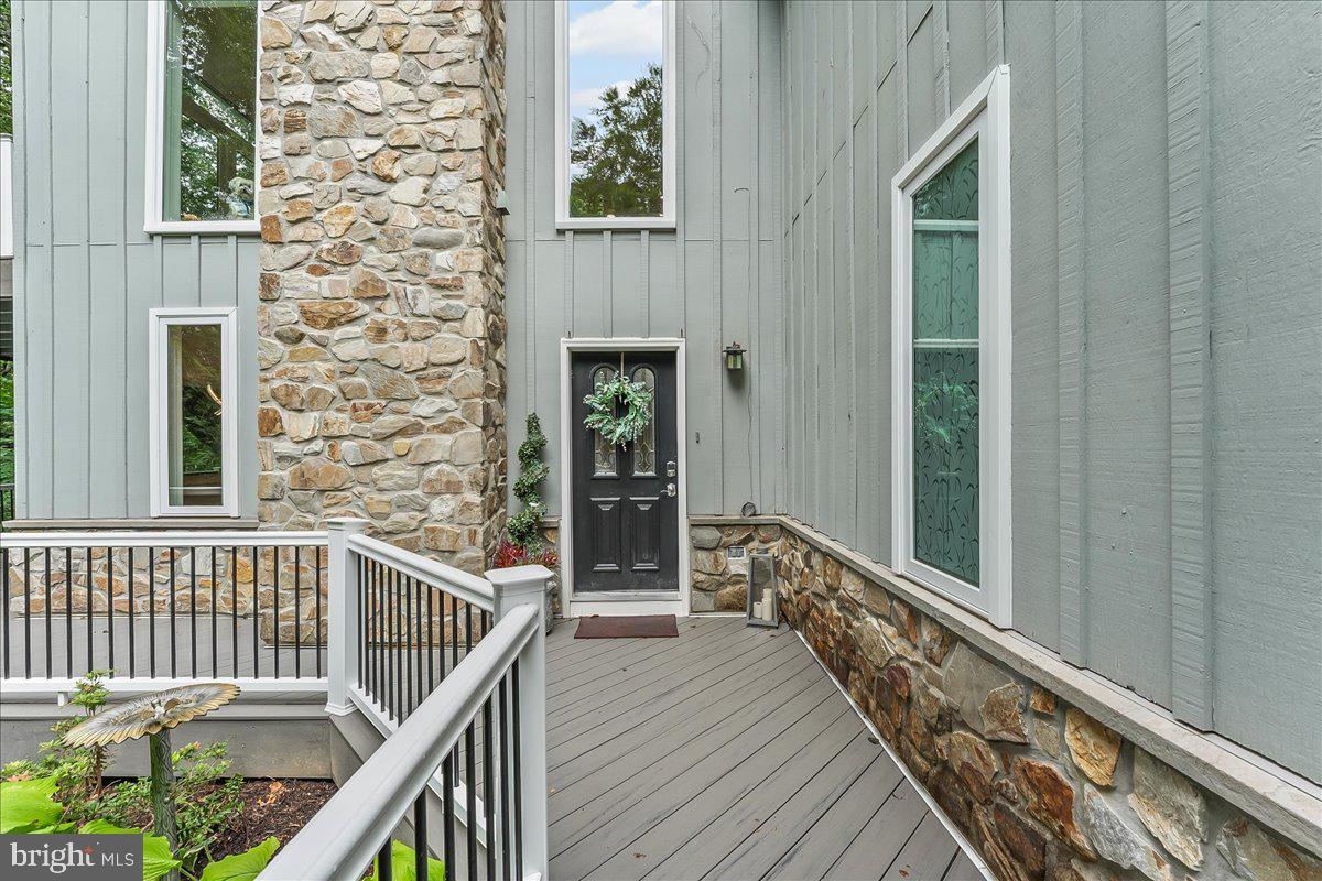 8 BRIARWOOD COURT