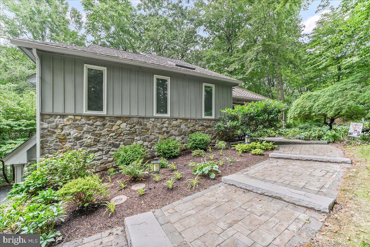 8 BRIARWOOD COURT