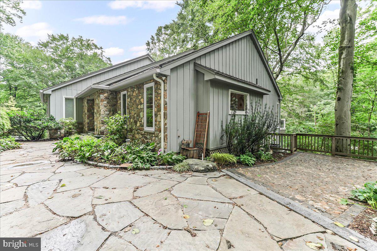8 BRIARWOOD COURT
