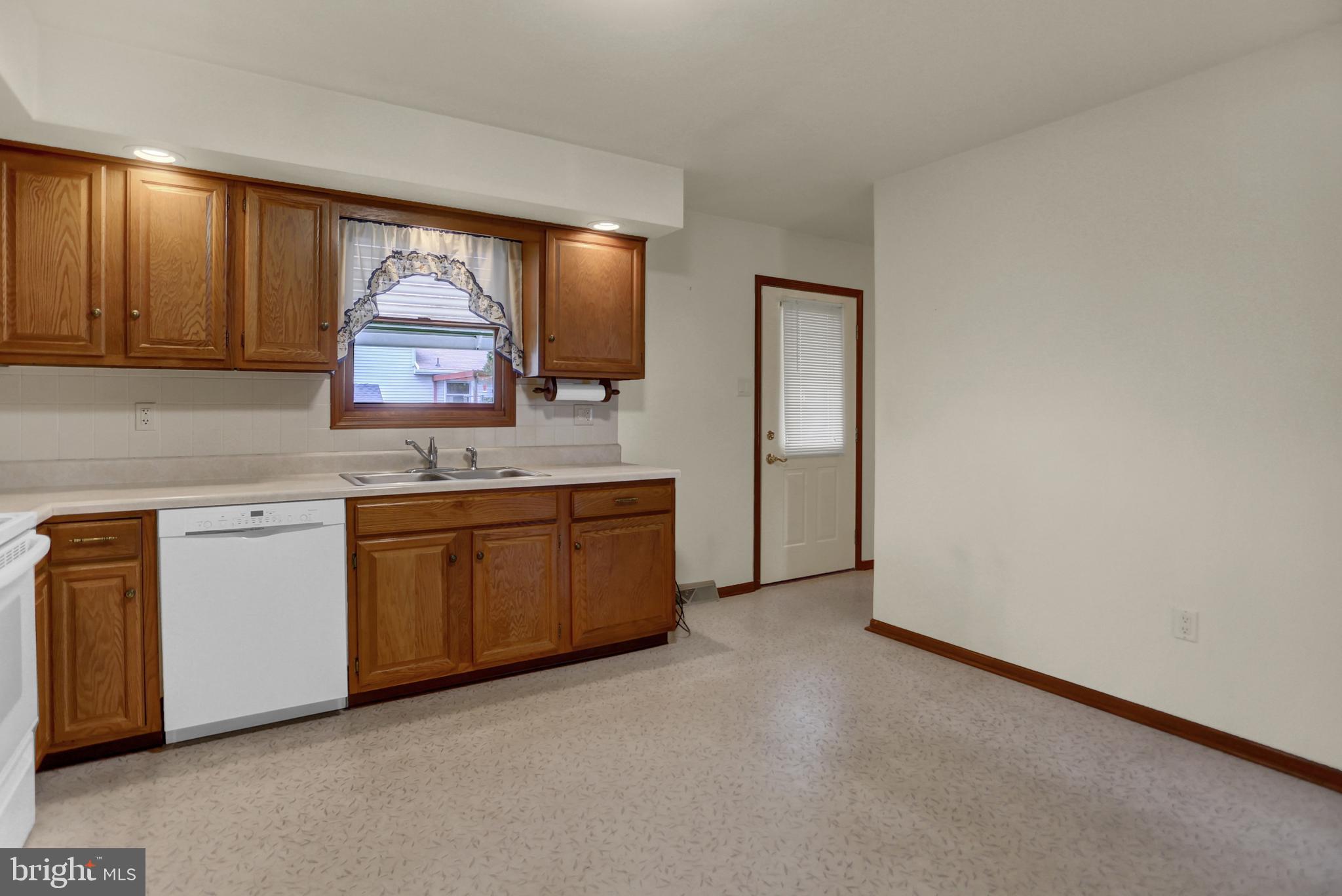 COLONIAL HILLS - Residential