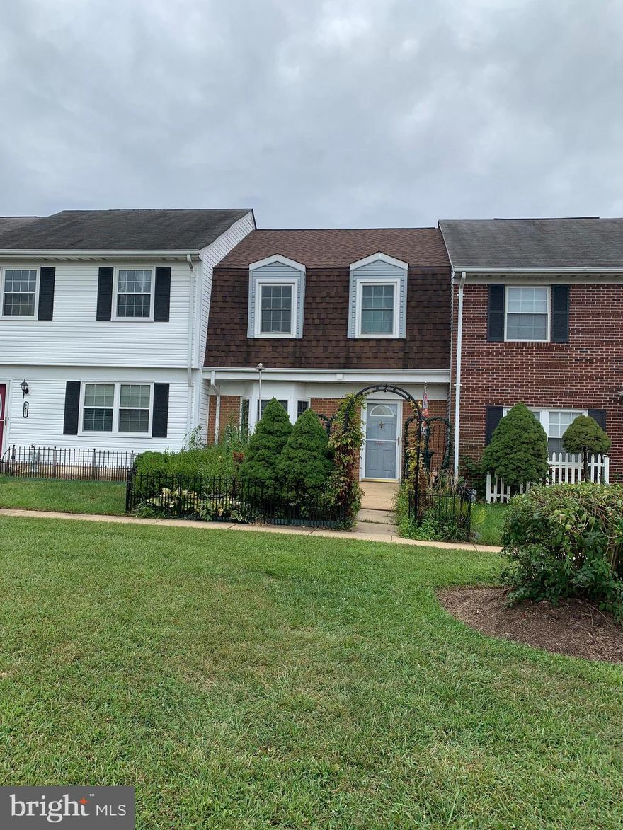 !! OPPORTUNITY KNOCK!!! GREAT INVESTMENT PROPERTY, 2 LEVELS TOWNHOUSE W/3 BED AND 1.5 BA . IT NEEDS A LOT OF WORK INSIDE HOWEVER IT HAS NEW ROOF,NEW A/C AND FURNACE SYSTEM, NEW WATER HEATER. STAIRS LIFT SYSTEM CONVEYS. OWNERS NEED TO EITHER CLOSE BY THE END OF OCTOBER OR RENT BACK UNTIL END OF OCTOBER. PLEASE DO NOT SHOW THE PROPERTY WITHOUT CALLING LISTING AGENT FOR AN APPOINTMENT, THERE NO LOCK BOX OR SIGN ON PROPERTY. GREAT LOCATION CLOSE TO PARKS AND CITY SWIMMING POOL. DO NOT LET THIS OPPORTUNITY PASS BY. !! THIS PROPERTY IS BEING SOLD "AS IS"!!