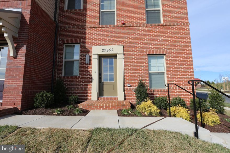 Brand new luxury end unit town house, 4 bedrooms 3.5 baths, 2-car garage. Very convenient location. Easy access to I-270. Walk to Clarksburg outlet. Ready to move in. Brand new hard flooring in 1st,3rd and 4th floor.
2 Months rent deposit is reuqired!