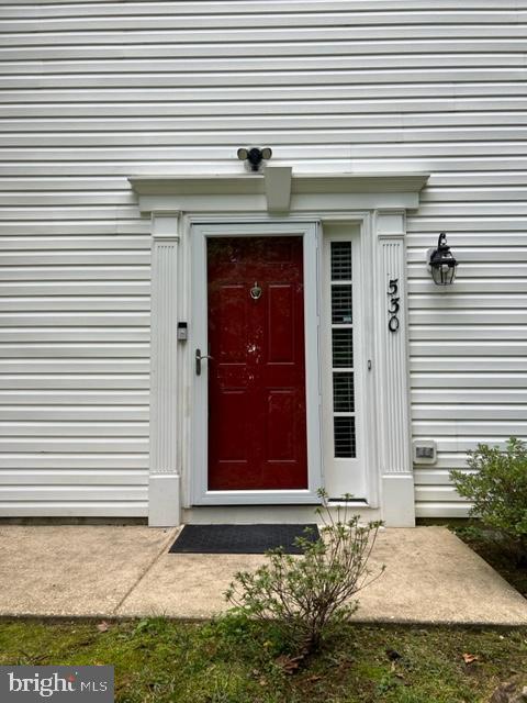 Tidewater Colony! Beautifully maintained end unit colonial Townhouse, 3 Br/3.5 bath with 2 master suites and a lower level bedroom and full bath. Spacious open floor plan on the main level and eat-in kitchen with a breakfast bar. The lower level also includes a wet bar, and family room. Large deck for entertaining too! A must see!Central A/C & Furnace, Large rear deck , Community has pool, tennis courts, playground, and jog path. Minutes from Rt. 50, 97, and downtown. Shows Well .Move-in Ready..