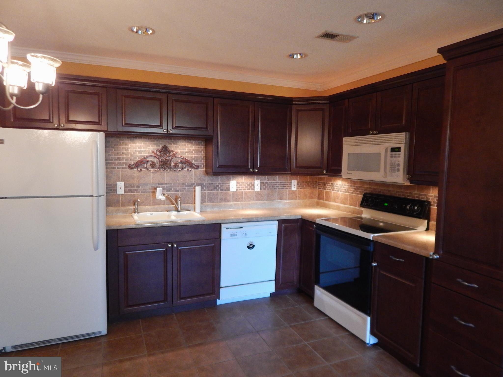 Kent Island condo! Updated 2 BR (Master w/full bath & WIC) 2 full bathrooms! A huge open kitchen w/updated appliances, custom cabinets & tile backsplash! The family room has wood burning fireplace & Mantel. A walkout balcony, washer & dryer too! Come enjoy Island living! Close to Bike & Jogging Trail, Boat & Kayak ramp, Waterfront Dining, TIki Bars, Restaurants, Shopping & you can walk to all!