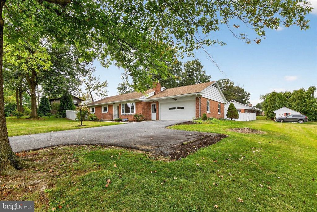Photo of 433 Fairland Road, MANHEIM, PA 17545 (MLS # PALA2077066)