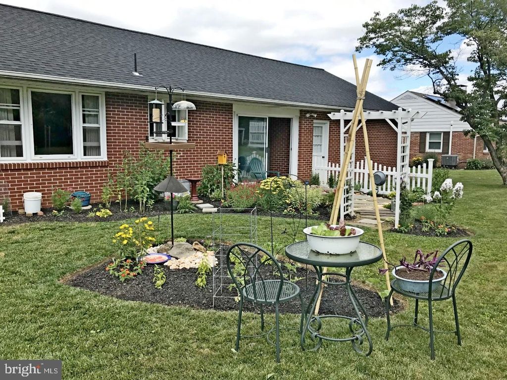 Photo of 4 LAUREL DR, WILLOW STREET, PA 17584 (MLS # PALA2031578)