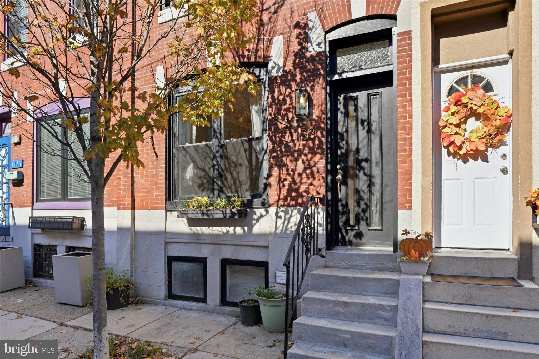 1123 DALY STREET