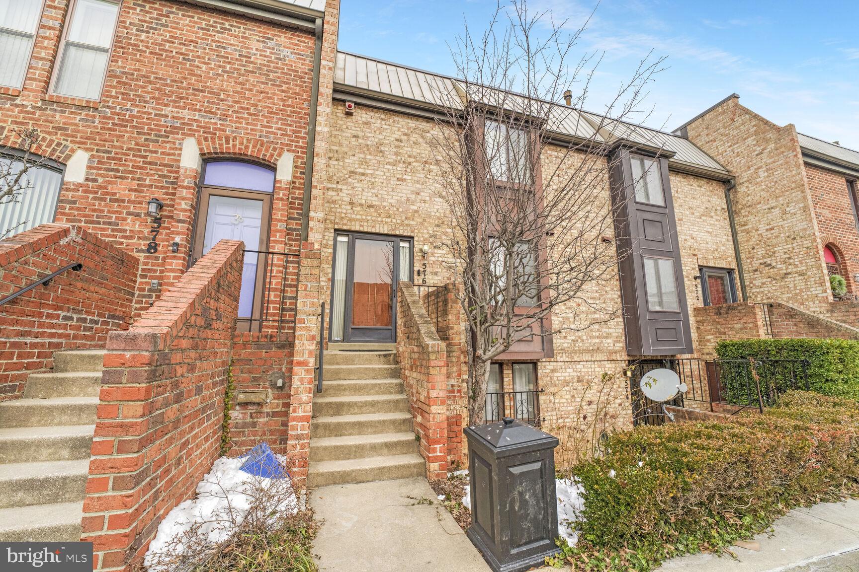 576 BRUMMEL COURT NW