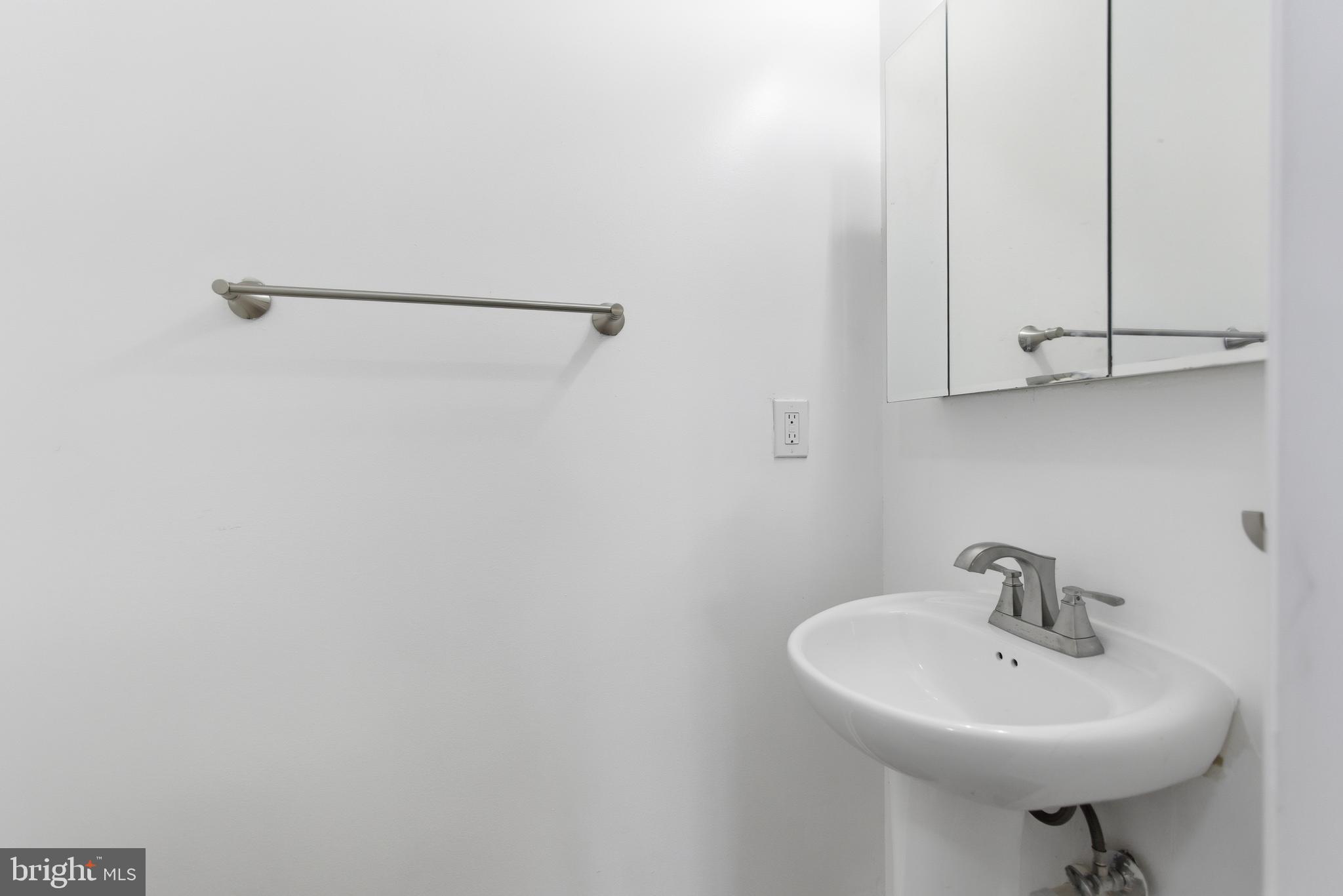 GLASSMANOR - Residential Lease