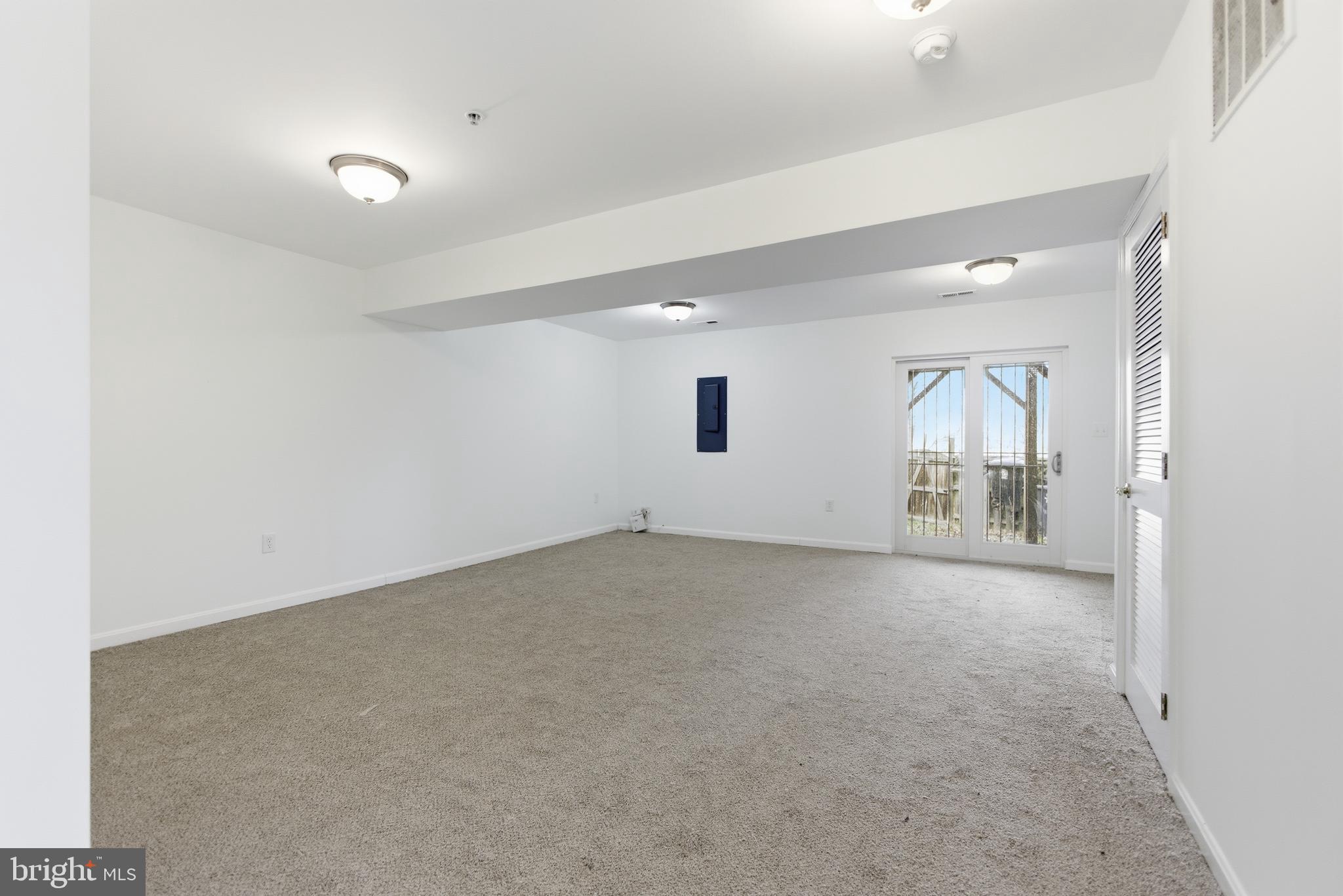 GLASSMANOR - Residential Lease