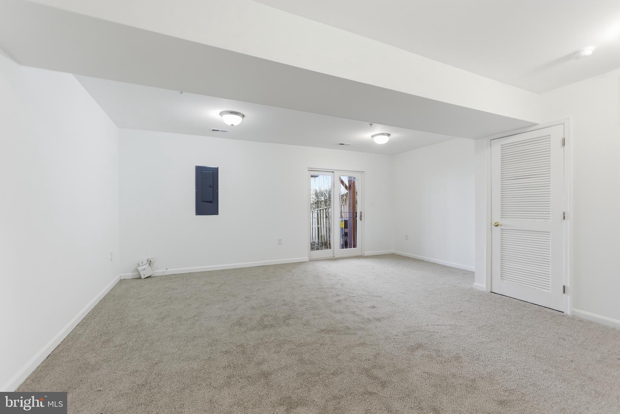 GLASSMANOR - Residential Lease