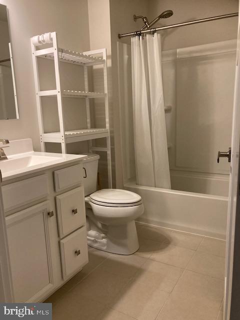 THE LAKES AT MARTINSBURG - Residential Lease