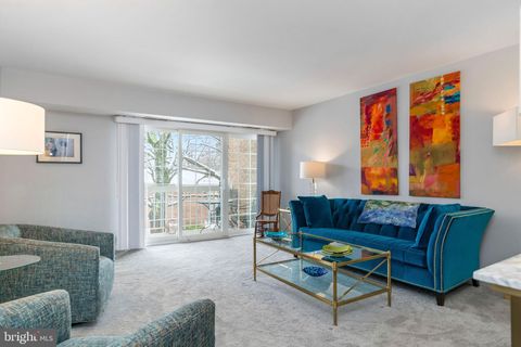 Photo of 1904 Wilson Lane #101, MCLEAN, VA 22102 (MLS # VAFX2296420)