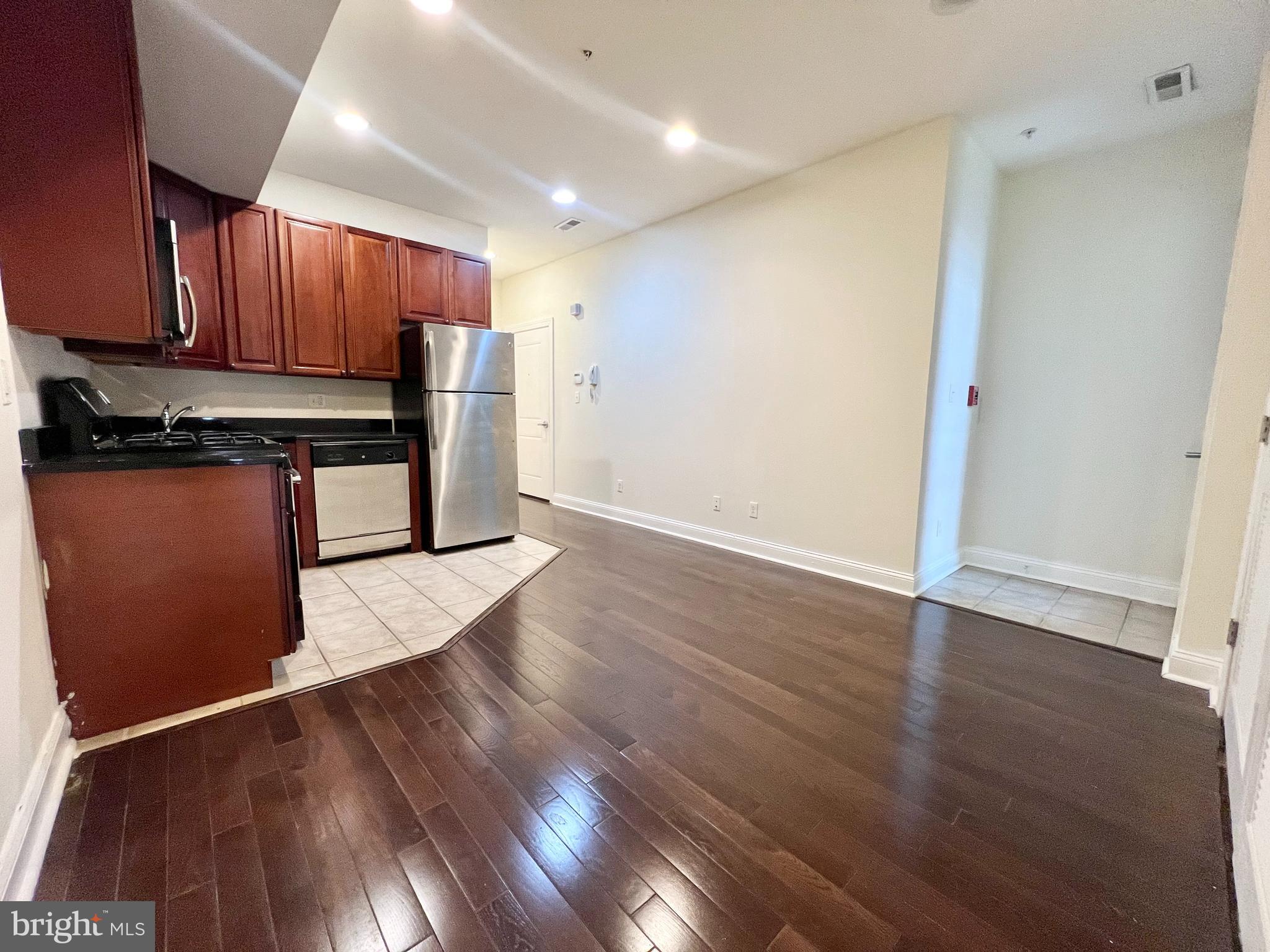 ***IN NEED OF MORE SPACE?! FOR A LIMITED TIME YOU CAN RENT A 3BR/2BA APARTMENT FOR THE PRICE OF A 2BR/2BA APARTMENT. UTILIZE 3RD BEDROOM AS YOU PLEASE--- STUDY LOUNGE, GAME ROOM, DEN (THE SKY'S THE LIMIT!) THIS OFFER WILL NOT LAST LONG! INQUIRE TODAY!***
Available now! Live at 1800 N 16th St #B, a spacious 3-bedroom, 2-bath apartment near Temple University. This recently updated unit features an open floor plan, central air, and modern finishes throughout. Conveniently located near campus, dining, and public transportation. Don’t miss out on this great rental opportunity!
Photos may be of a similar unit.