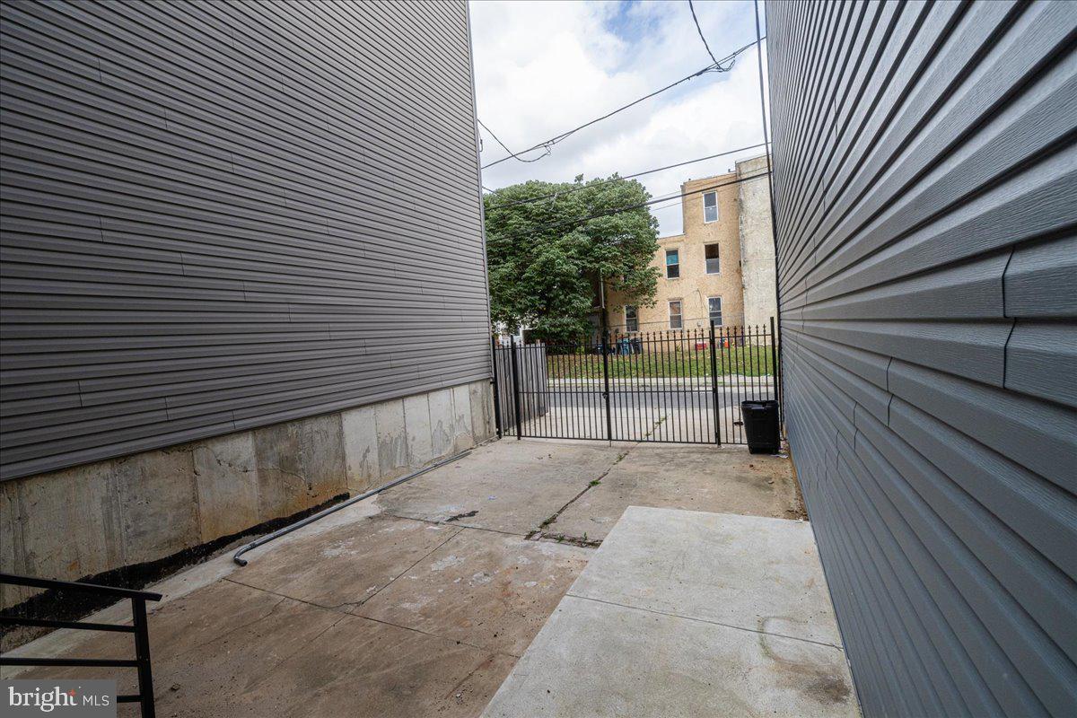 UNIVERSITY CITY - Residential Income