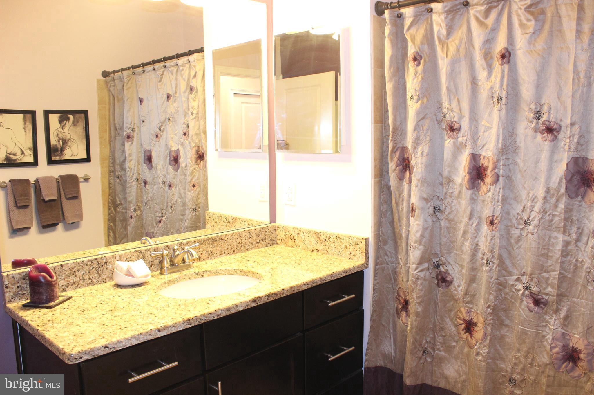 NAVAL SQUARE - Residential Lease