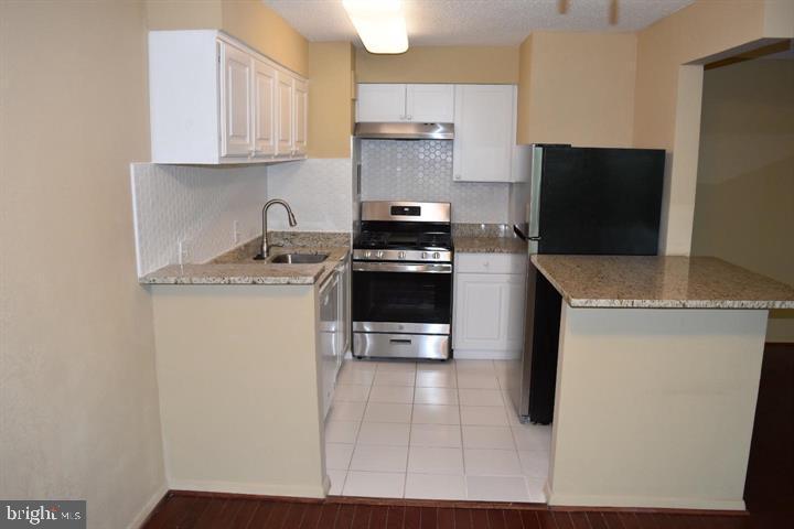 EOS TWENTY-ONE - Residential Lease