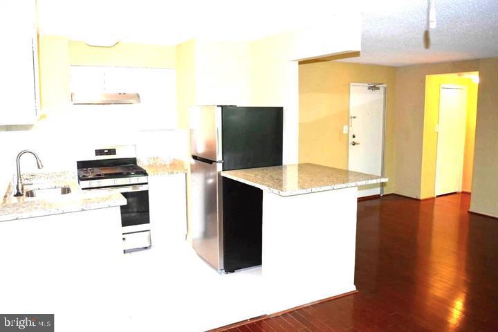 EOS TWENTY-ONE - Residential Lease