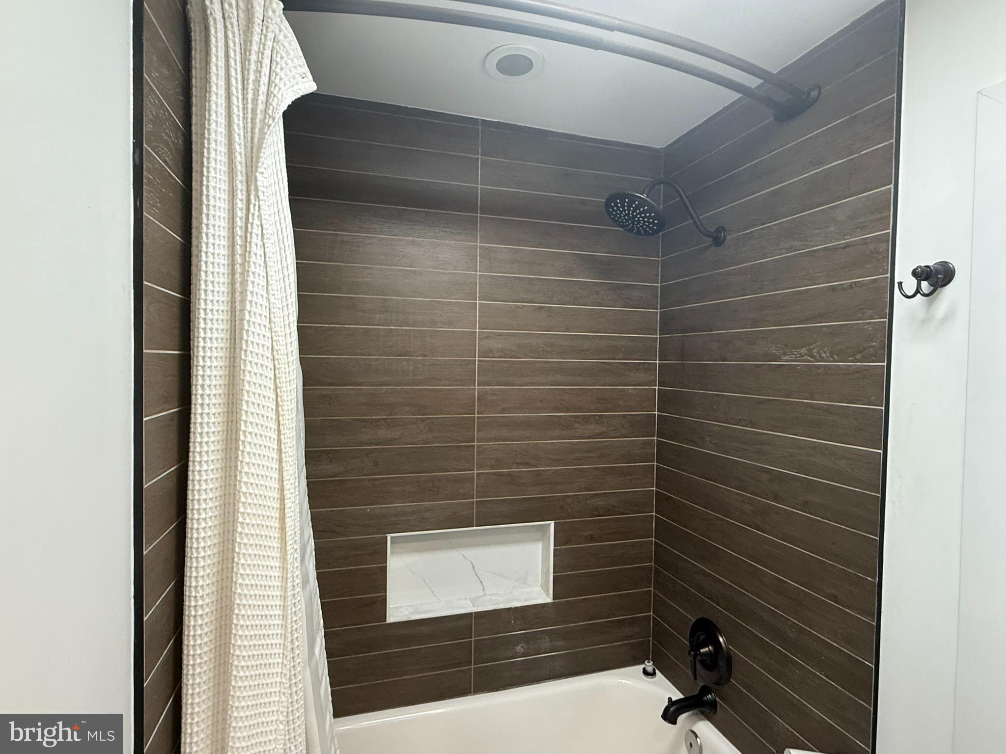 OLNEY OAKS - Residential Lease